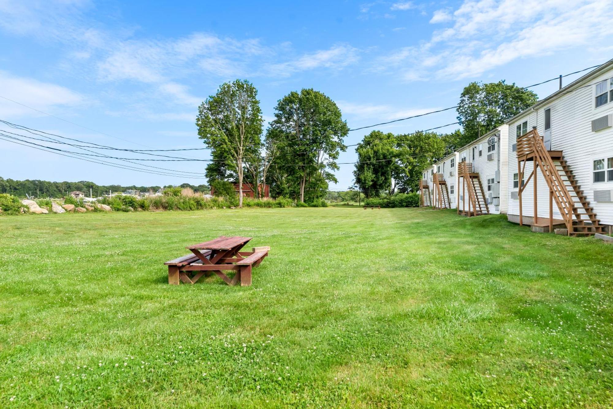 Americas Best Value Inn Stonington Mystic Exterior photo