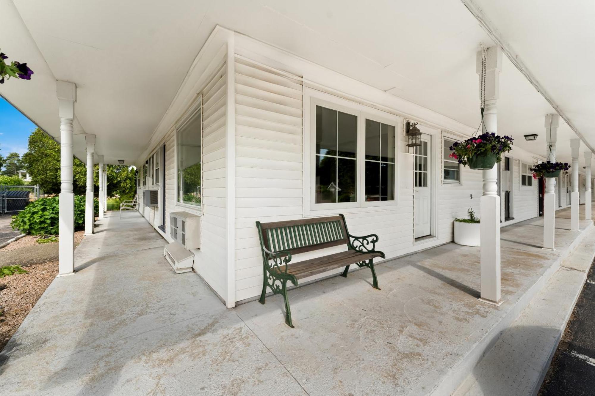 Americas Best Value Inn Stonington Mystic Exterior photo